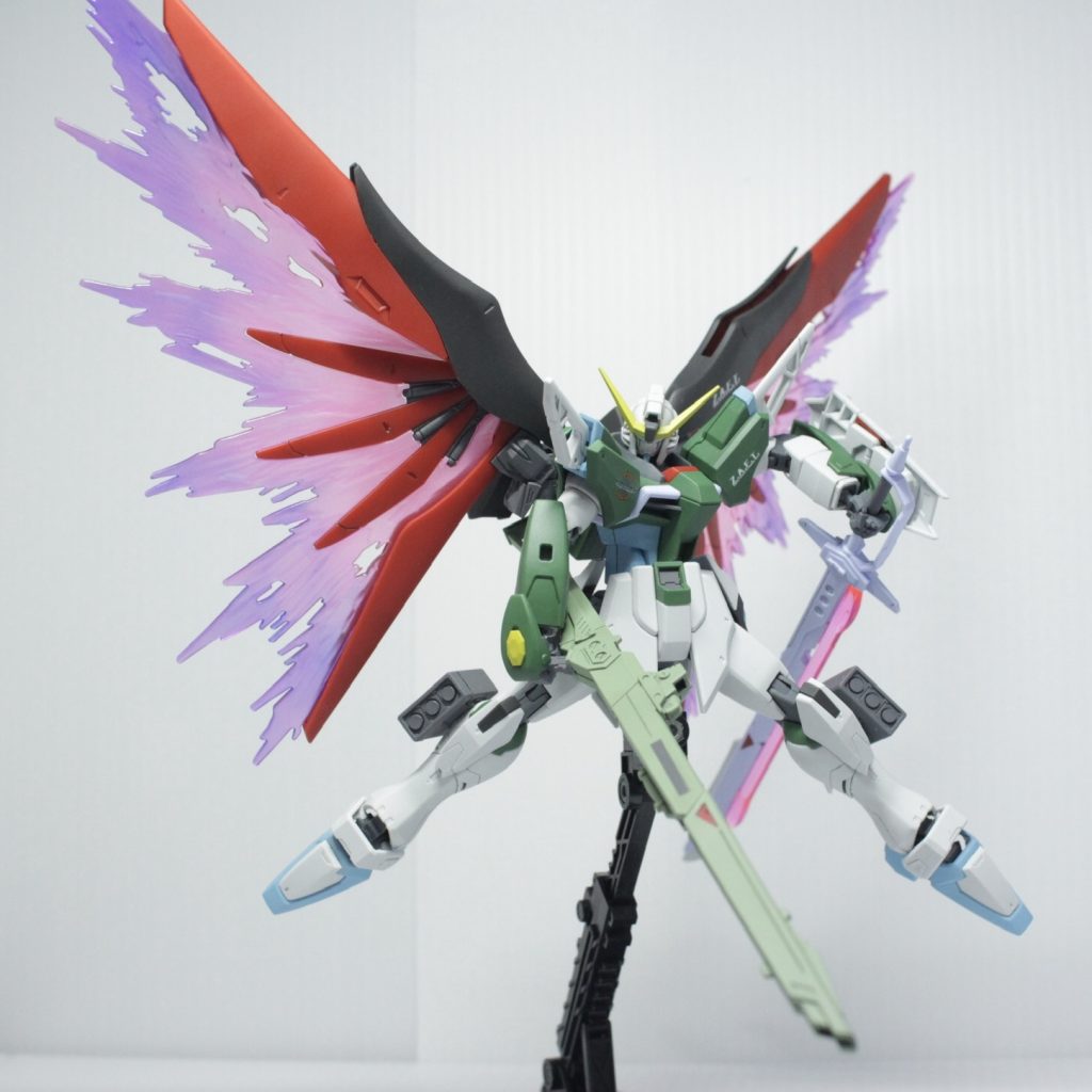 光の翼は内側から
薄めホワイト→成型色→クリアブルーとグラデ塗装した上にグリーンのパールを吹いてます。実物はもっと綺麗なんですけどパール塗料ってなかなか写真に写らないですよねー