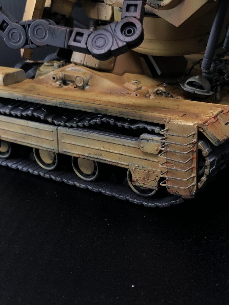 ホチキスで昇り降り用にハシゴを作ってます。2段何処かえ旅立ちました。