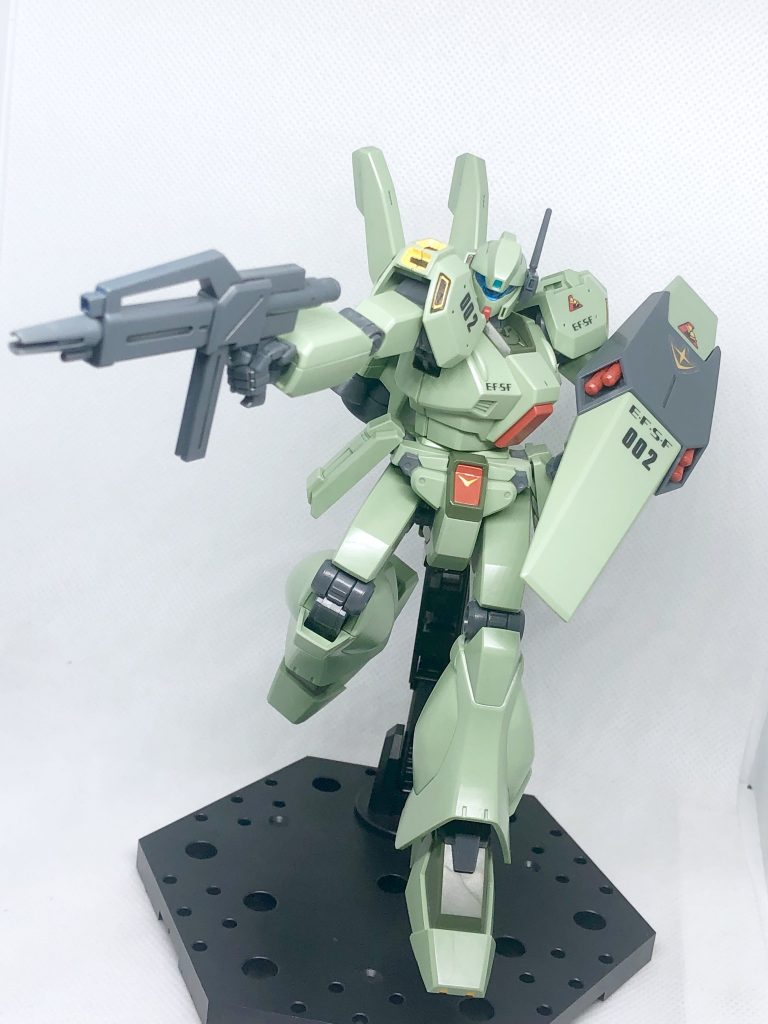 股関節に対し、肩の可動域は今のHGと比べても遜色ないどころか勝ってるぐらいかと。