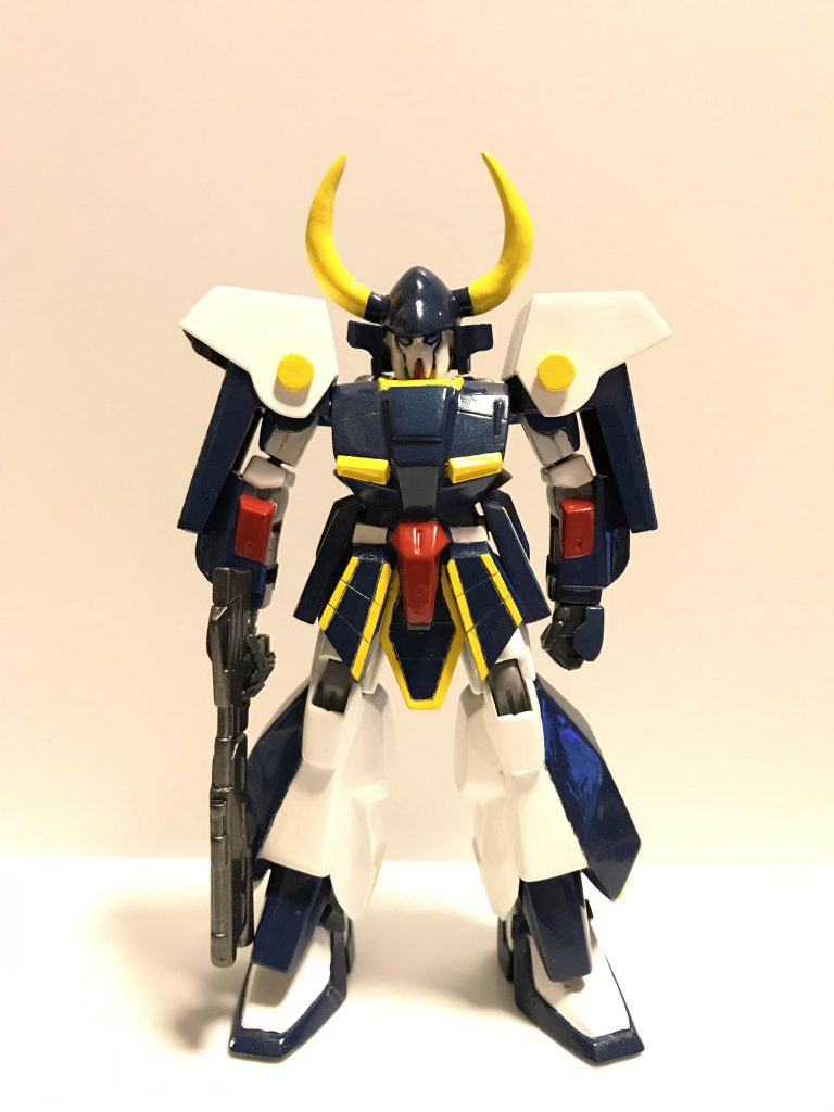 兜の角はプラ棒でライターで炙って曲げて尖らせました。
角度を合わせるのに苦労しました。
肩は鋲で止めてあるので白い部分、青い部分それぞれ可動します。
ライフルはギラドーガのものです。