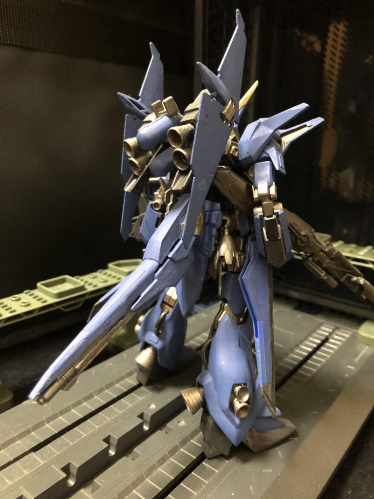 しかし、パイロットを務めたグレミー・トトの手によって本来の開発案に戻され、下半身には慣性誘導装置と弾頭が積み込まれるに至っている。 
これにより下半身を大型ミサイルとして射出し、敵機にぶつけるという戦法が可能となり、変形分離することで攻撃機としても運用可能な機体となった。 
なお、便宜上、上半身はバウ・アタッカー、下半身はバウ・ナッターと呼称される。