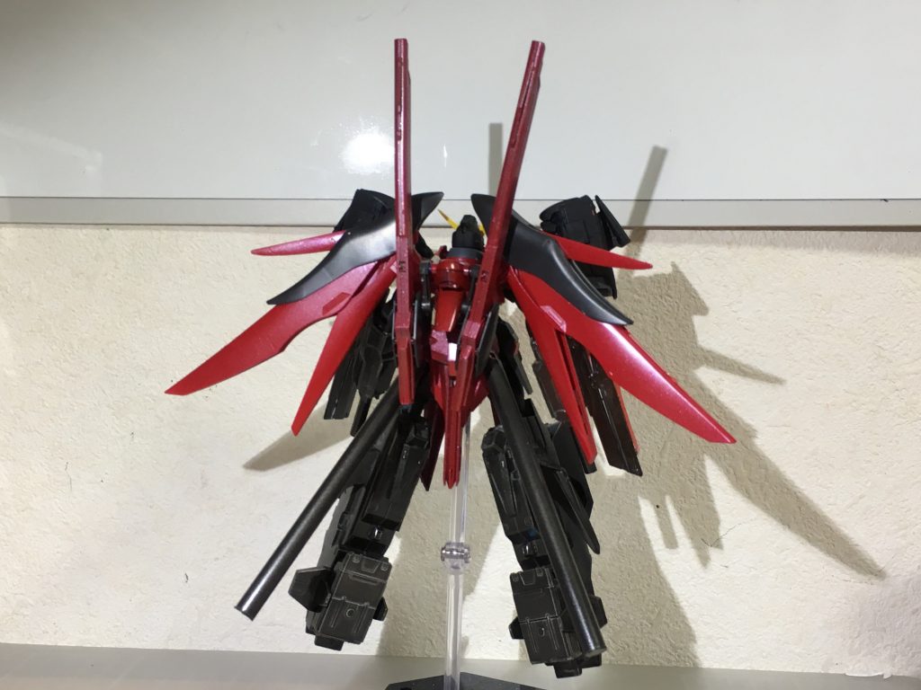 正面、背面からの全体像です
元の機体からシルエットをガラッと変えて違う印象を持たせる様にしました