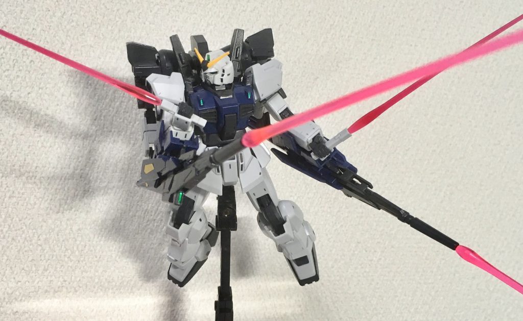 バックパックのジェネレーター直結で高出力のエネルギー供給が可能になっており、専用ビームライフルはロングビームサーベルとしても使えます。
MGのビームサーベルエフェクトがちょうど良い感じになってます。