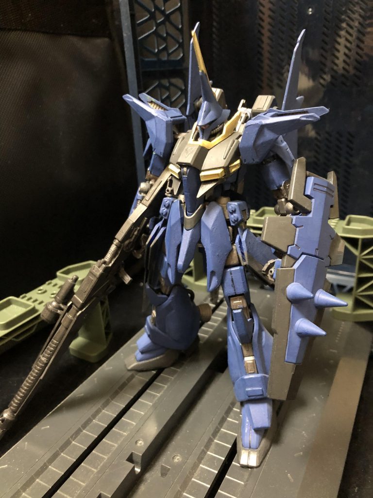 では解説をば。
バウ・エアマスター
型式番号  AMX-107RE
「バウ」はジオン公国系MSでも数少ない分離可変型MSでもある。 
アクシズはグリプス戦役末期から可変MSであるガザCを実戦投入していたが、ガザCの変形機構は簡易型であったため、敵対勢力であるエゥーゴやティターンズが投入する可変MSに対して十分な戦果を発揮することが出来なかった。結果、本格的な可変MSとして本機の開発が急がれる事になった。 
そこで開発されたのが「バウ」である。