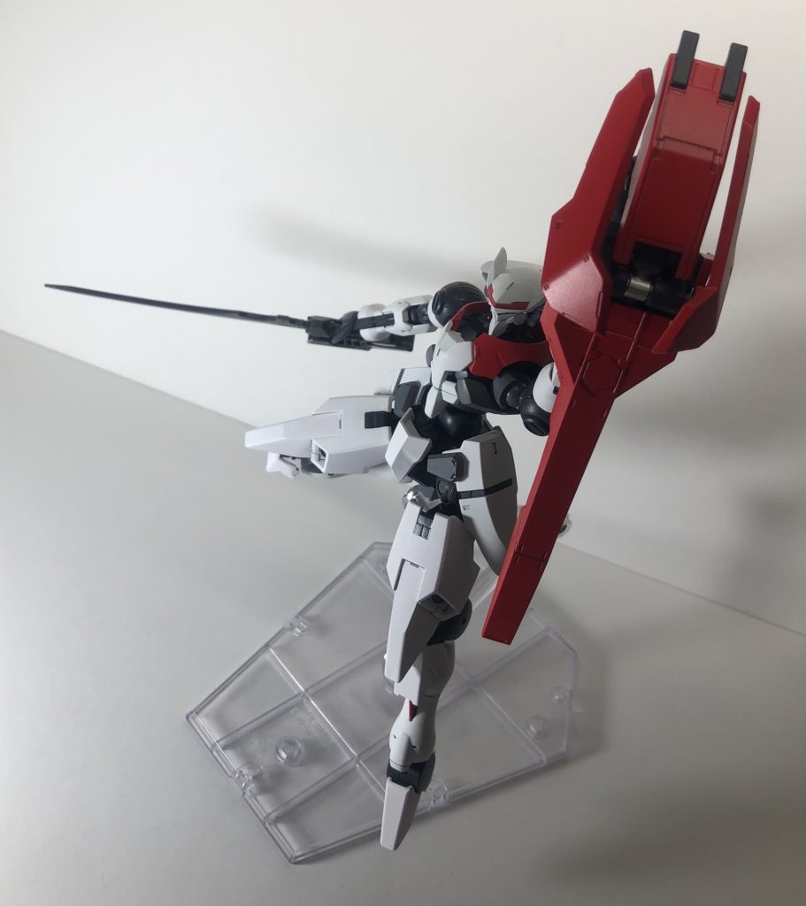 左腕の大型兵装「フラウロス・インパクト」はシールド、打撃兵器、射撃兵器の役割を担う複合兵装です。
この質量を叩きつけた際の衝撃は凄まじく、敵機の装甲は粉砕、コックピットにも多大な影響を及ぼします。（いわば極悪非道な鉄血兵装です。）

使用素材は名前の通り、鉄血機体のガンダムフラウロスです。バックパックとアームガードを組み合わせています。