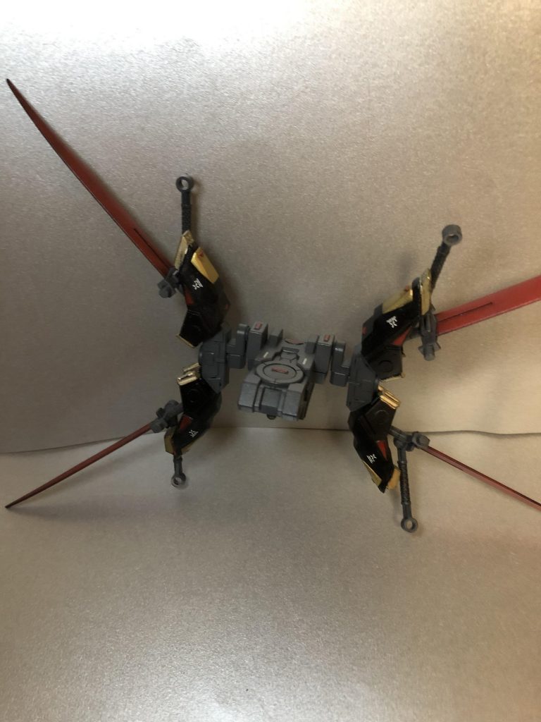## フライトユニット
ナイトメアフレームの脱出装置のような形にしたいと思ったらちょうどザラキエルのパーツが余っていたので、これをもとに4本の剣でウィングに見せる方式に
本当は6本にしたかったが、手元にヒートソードは2セットしかなかったorz