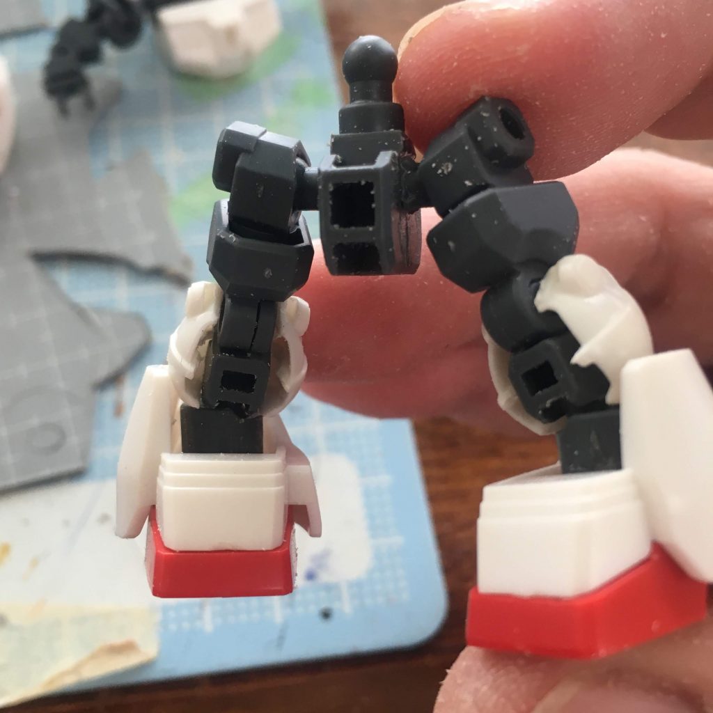 CSフレームの足を切り詰めて元キットを被せます