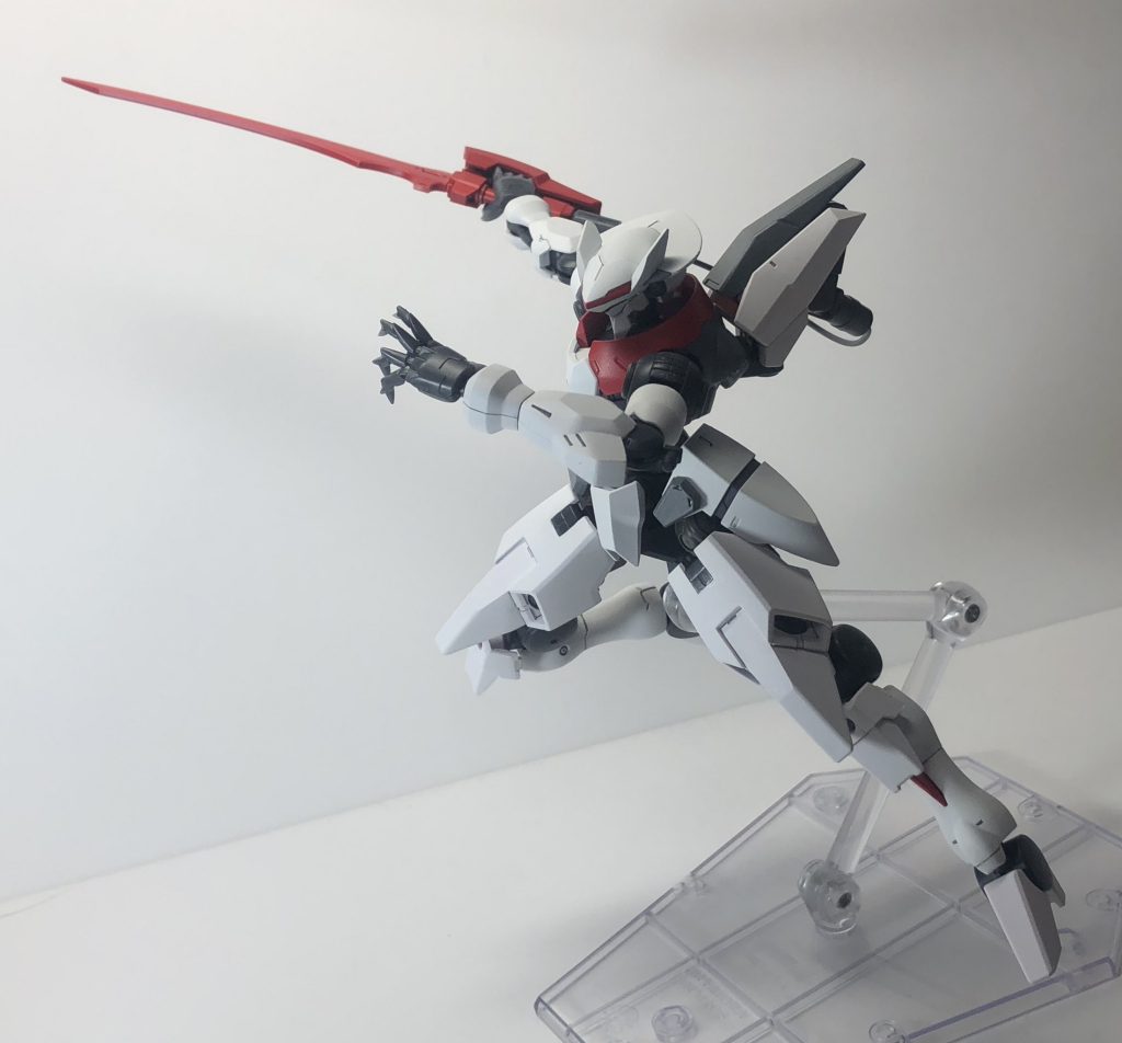 ブレードを構えて接近！
前述の解説の通り、肩周りのアーマーがないためポージングがつけやすいです。



〜おまけ〜

ここまで、「近接型」「遠距離型」を紹介してきましたが、
複数種類の装備があるとやりたくなることがありますよね・・・