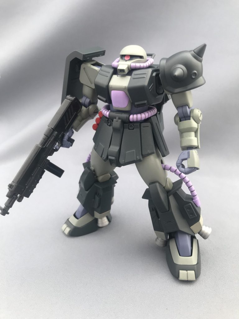 正面
太ももを一度切断し、そこから下の脚部をHGUC高機動型黒い三連星仕様を移植。
フットはザク改にしてみました。
腰の接続がザク改なので、高機動型に比べて大きくひねることができます。