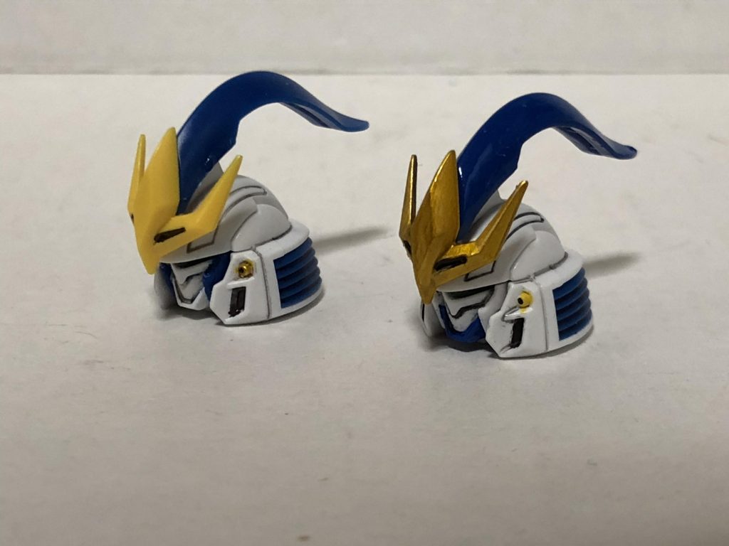 媒体によって顔の色分けが一部違ってたりする機体なので、今回は右側のカラーリングを採用