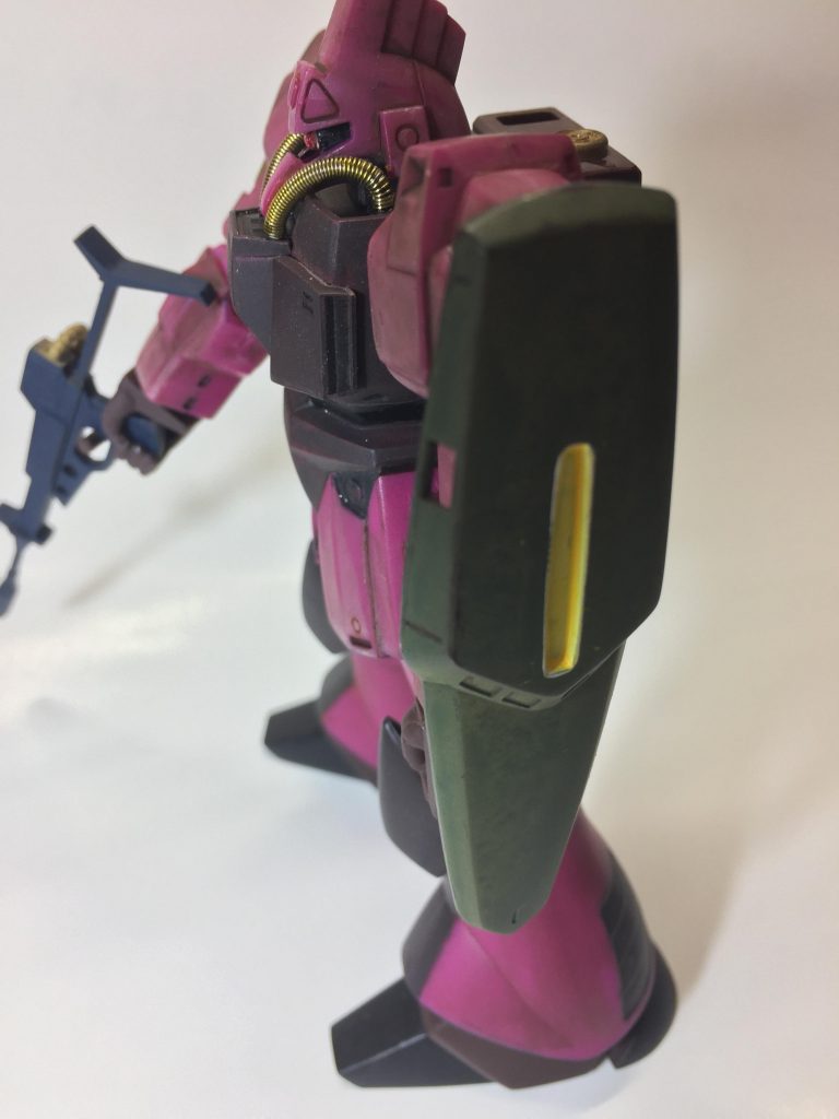 シールドの緑はポスカダークグリーン、茶はダークブラウン塗布後、フラットクリア塗布。