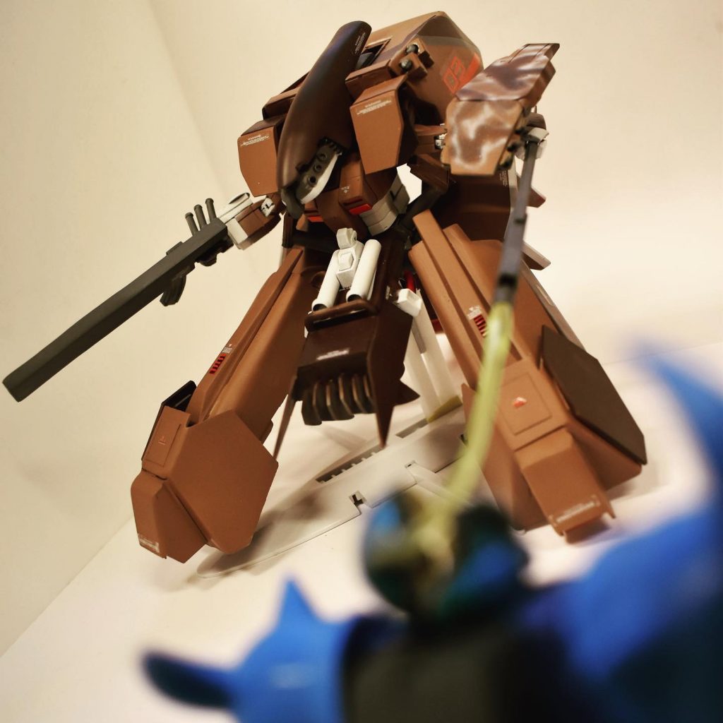 大型化した下半身が邪魔になりビームサーベルの斬撃が届かないということから棒型のユニットの先にビームサーベルをつけ「ビームナギナタ」と使用する。高速で接近して切り去っていく戦い方はジオン軍のドムを連想させる。