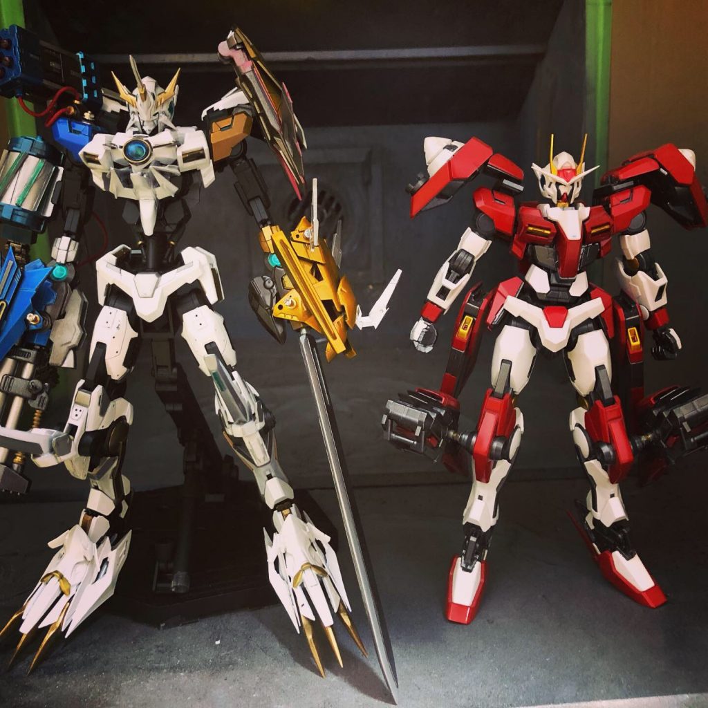 元のキットと比べるとこんな感じです
(赤い方も足先の変更で1センチほど底上げされているので比較になるかは不明です)