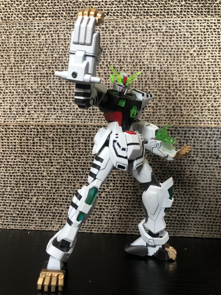 スーパーモード
胸部のエネルギーマルチプライヤーから全身にエネルギーが行き渡り、全能力値が上昇する。
その際頭部のアンテナやフィンから余剰エネルギーが放出されることで、光り輝く。
背部の手甲を腕に装着することで攻撃力を上げ、脚部の爪を展開し素早さ(&攻撃力少々)を向上させる。
「気」をベースにエネルギーを練るとかいう、原理としてどうなってんだよ?と言わざるを得ないGガンの謎システム。そういうの大好物です笑。
シャイニングブレイクの余剰パーツでスーパーモードを再現しました。ほんとブレイクの余剰パーツ優秀!