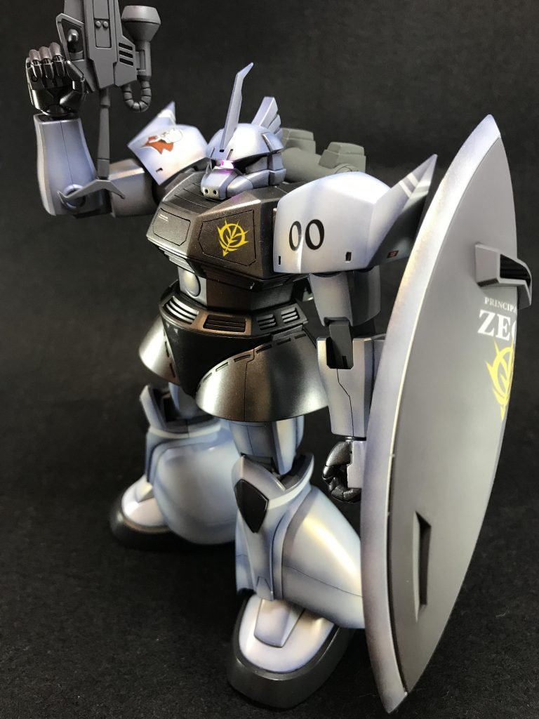 肩アーマーの先端と膝周辺にラインマーキングを塗装で再現したのですが、少々ヨレてしまいました。( ´Д`)y