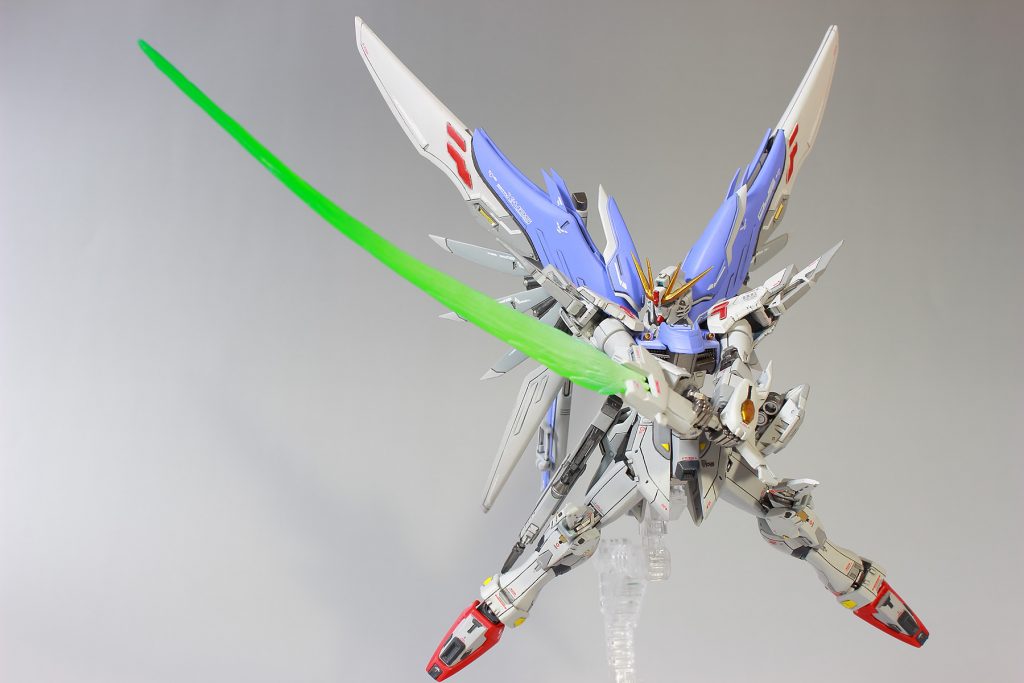 アロンダイトビームソードを撤廃し大型ビーム刃を形成可能なビームザンバーを装備。
普段はシールドにマウントされています。