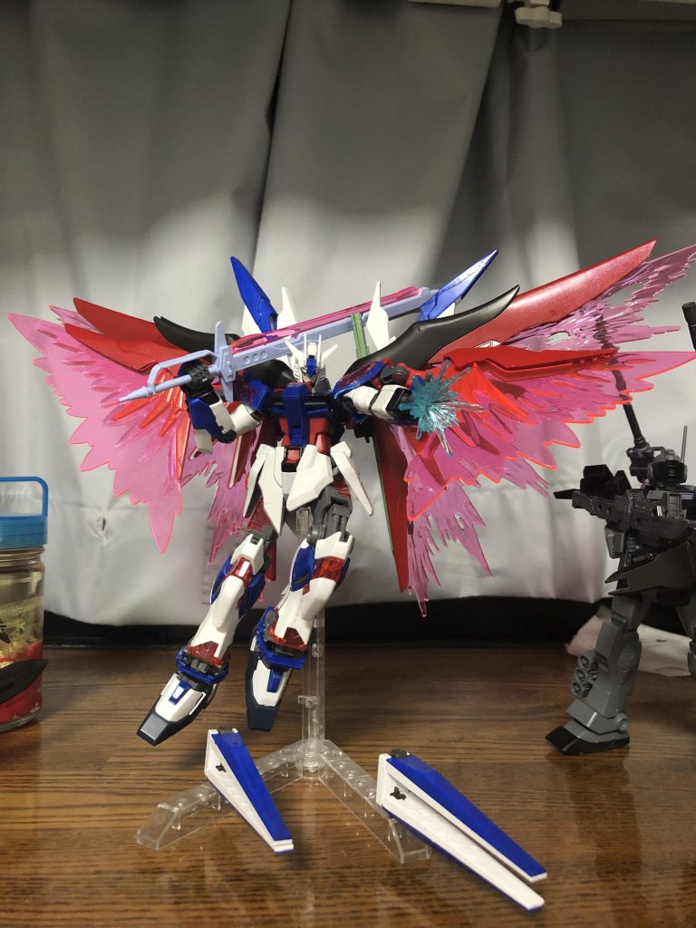 機体の武装は基本的にベースとなったデスティニーガンダムの武器をそのまま使っている
そして新たにフィン・ファンネルも使えるようになった
これによりあらゆる距離だけでなくオールレンジからの複数の攻撃が可能に