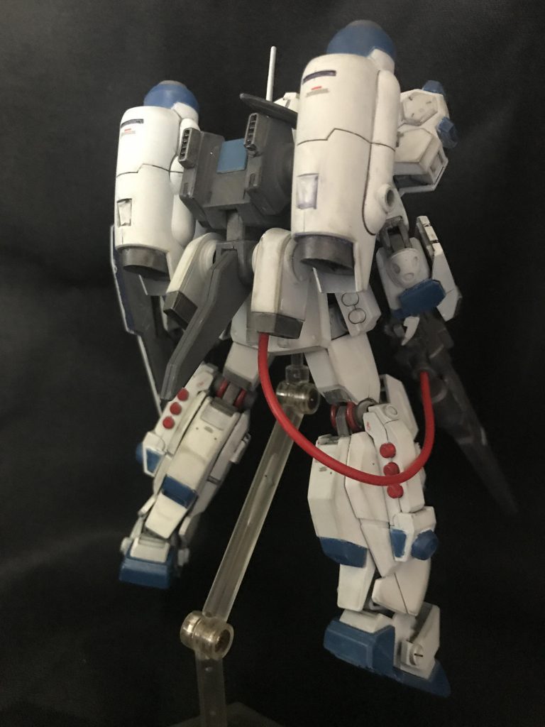 背面より。バックアップはイージーアームズとティルトローター。ビームライフルのエネルギーケーブルはハードオフで買ってきたジャンク品です。