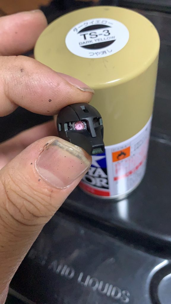 お気に入り箇所はモノアイ真ん中にガンプラ改造パーツのサイトレンズを埋め込んでレールモールド掘って、内側ちょっと削ってクリアランスもいい感じの可動モノアイが出来たことかなー。かっこいいぜ!