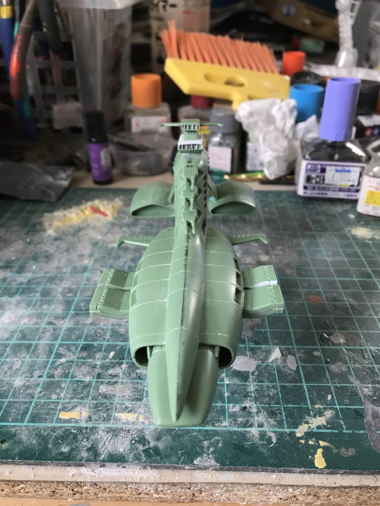 スジ彫りを追加。
ブリッジは格子がないのでプラ板で格子を作りました。
メインブリッジはそのまま付けるとガタガタなのでバテで修正。