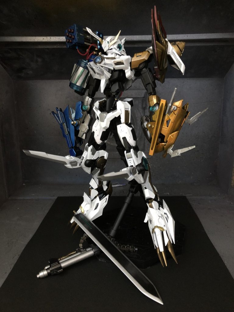 両手武器はもちろん脱着可能で、口の開閉も出来るように加工しました。