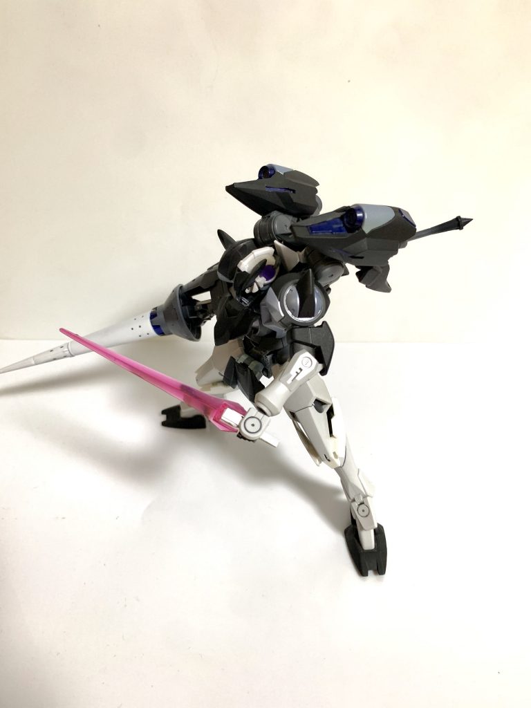 #腰部GNビームサーベル#
腰部に装備してあるGNビームサーベルです。基部を覆うようにして発生する少し変わったサーベルです。