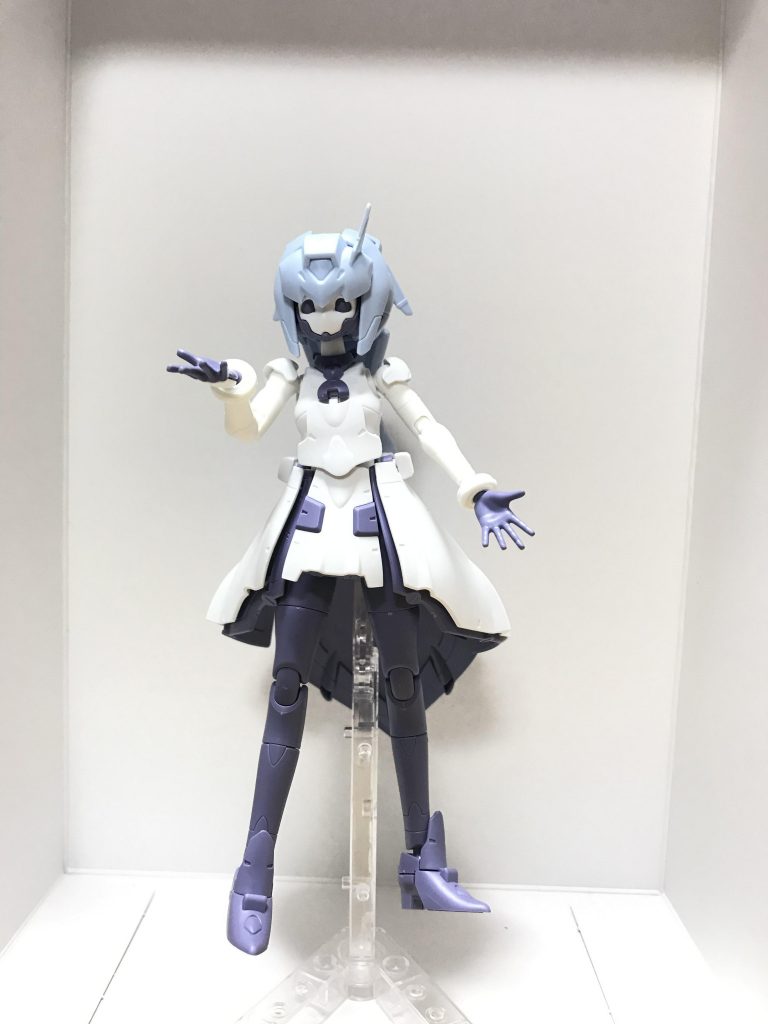 最初はキャンディ塗装にしようかと思っていたので素組状態のポーズも少し可愛らしく。何故かこの後シャアザクカラーにしようと思いつきました。
