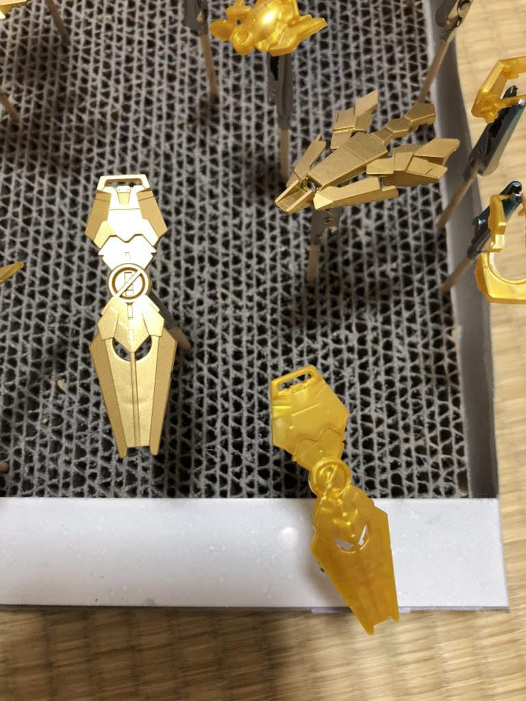 ガンダムマーカーエアブラシシステムにて塗装中。
やはり金色の機体のプラモデルは成型色が黄色なので、塗装すると一気にクオリティが上がりますね!