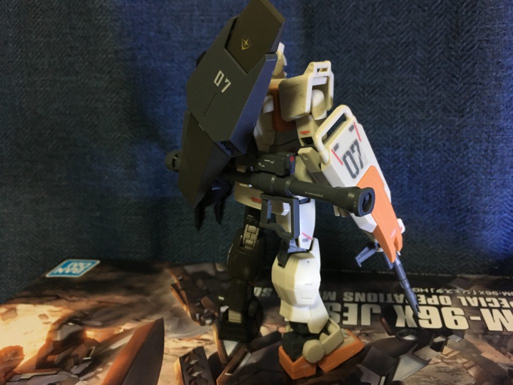 リアビュー
陸戦型ジムのバックパックに他の機体の盾止めを切り取って付けました。