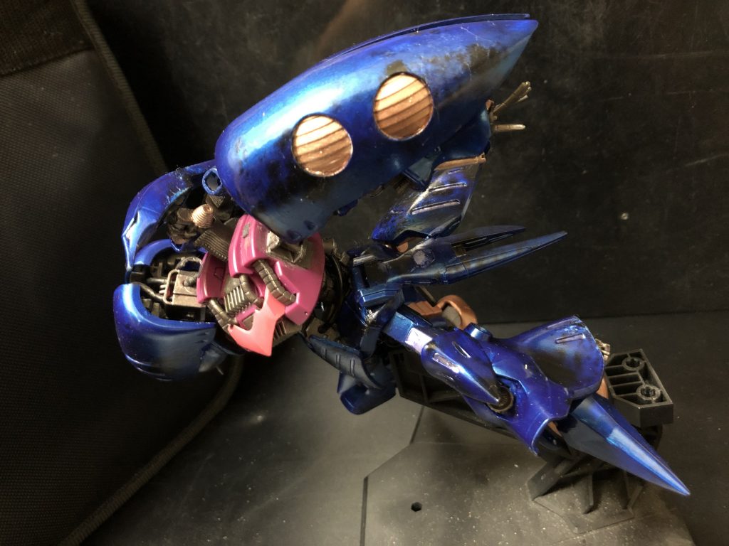 キュベレイmk-2 は、クローンニュータイプ「プルシリーズ」の第一号、エルピー・プルの専用機として開発された物で、量産化を視野にいれて開発されたマイナーチェンジ機です。搭乗するプルのニュータイプ能力に合わせてサイコミュの限界性能が下げられており、ハマーン様用にカスタマイズされた1号機に比べると性能面で及ばない仕様になっています。