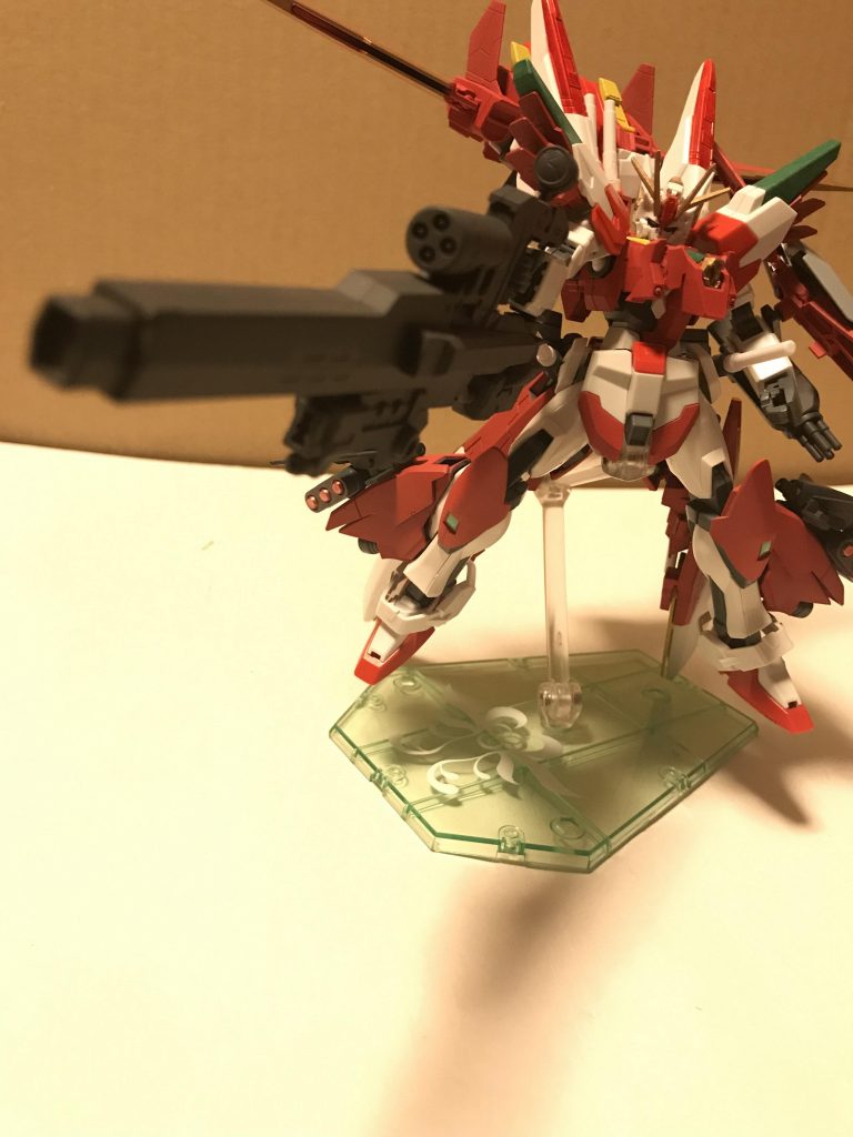 Pドラグーンブラスター
エクセリオンセイヴァーが使用していたドラグーンブラスターの試作型を改良したライフルで通常のドラグーンブラスター以上に大きく取り回しも更に難しくなったが通常よりも搭載された機能が多くなっている
ビームブレードを発振させる他にスーパーナパームも搭載されている