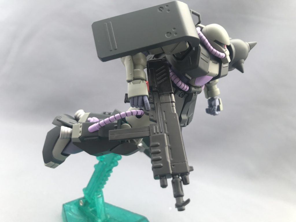 特にギミックがあるわけではないので、飛行ポーズで何枚か。
本家マイクロガンダムシリーズの色彩とは配色が若干異なりますが、そこは現場の判断という事で…