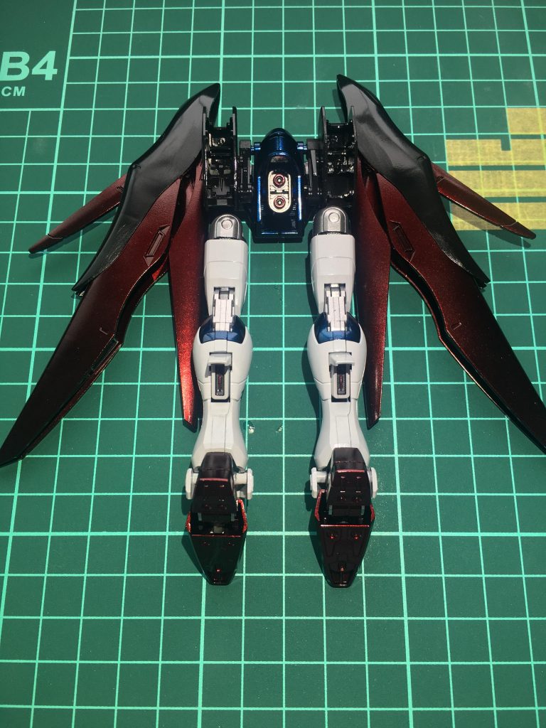 本体は基本パーツ毎に塗装し、太腿部スラスター及びバックパックスラスターは二色で部分塗装済みです。