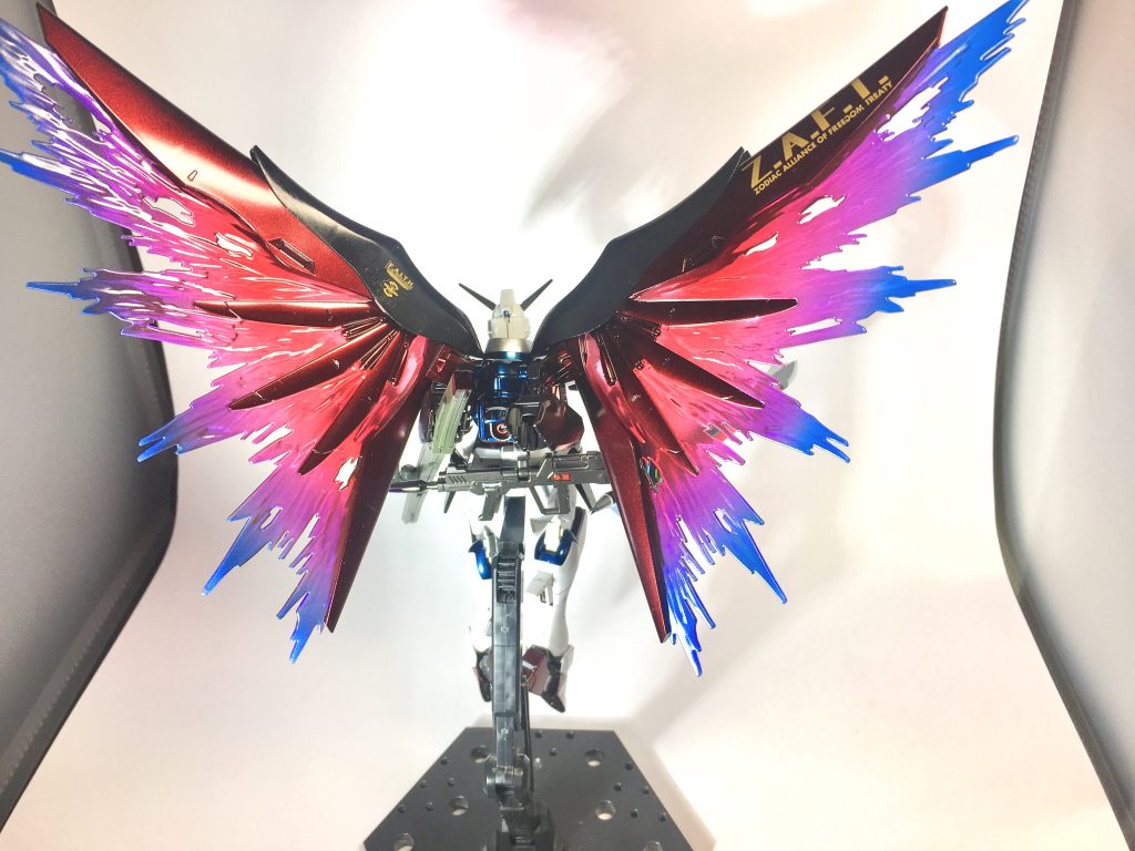 このキットで下手なりに一番拘った部分である光の翼はそのままだと若干のっぺりしてる気がしたのでホワイト→クリアレッド→成型色→クリアパープル→クリアブルー→ホワイトを吹いたのち全体にクリアパールを吹いてあります。