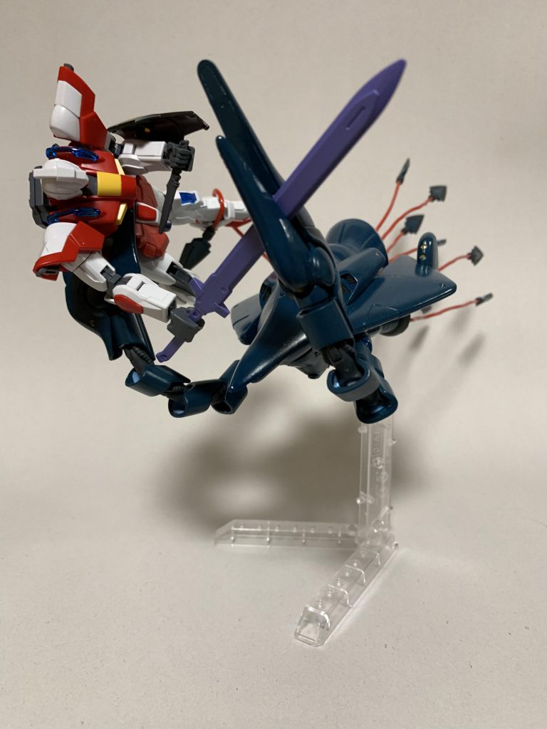 鋼魔獣 ピスキピア(TKM-02s)
旧大戦以前から生産されていた自立兵器の一種。耐環境型コアモジュールを核とし、パーツ換装によって様々な自然環境に適応した形態をとる。
TKM-02s型は海上、海中での運用に最適化した機体である。
耐水圧構造の外殻を備え、9本の硬質ワイヤーアームをスクリューのように回転させることで、水上で45ノット、水中で28ノットの速力を出すことができる。
この仕様は、人類が失った制海権の奪還を目的としており、水棲魔獣の駆逐に主眼が置かれている。
その他に、特定海域を周回させて、航海の安全確保を行なっている。
旧大戦中は、全ての機体が旧人類側の洋上施設の警護に回された為、大戦終結後も洋上施設を中心としたパトロール網の中で周回し、侵入者を海上、海中を問わず襲っている。
700年代末期にノルド王国の支配海域に、ハグレの1機が侵入した事で、初めて新人類にその姿を現した。

○ワイヤーアンカー
コアモジュール内に装備された、鋭い銛。ワイヤー接続されており、獲物を引き寄せる。
○シザーアーム
巨大なハサミ状のアーム。
○ワイヤーアーム
スクリューとして使用するほか、先端のブレードピックによる刺突攻撃や海底での機体固定に使用される。