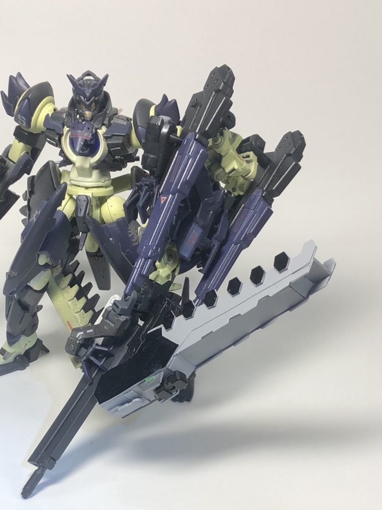 続いて今回の目玉
「クロコダイル・バスターカノン」です
機体よりもでかいので保持とポージングが大変です
こんな見てくれしてますが、ベースはジンクスのシールドです
よく見るとジンクスのシールドらしき物が見えます
でかい上に機体から直接粒子の供給ができるので、その分威力を高いものとなっている