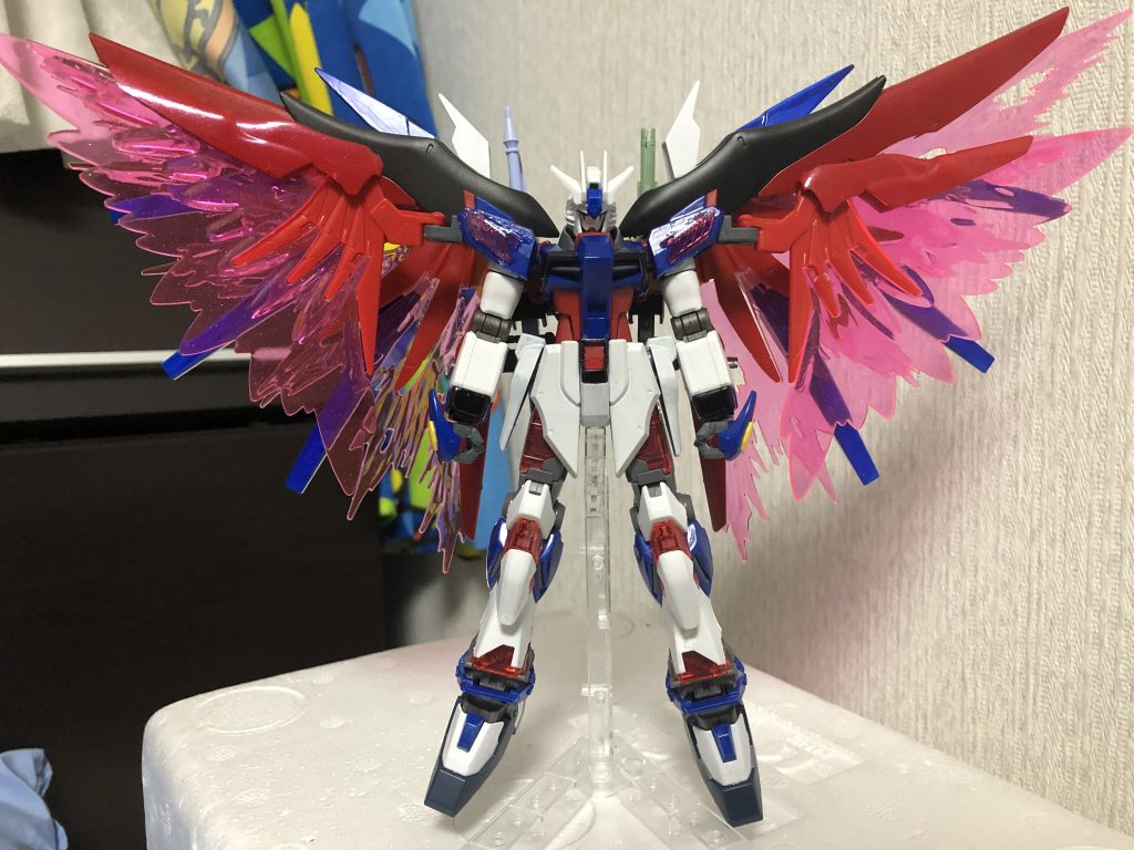 サイコフレームを各部に装備した事により従来の機体に比べて反応速度が向上、さらに光の翼も4枚となり機体その物の機動力も大幅に上がっている