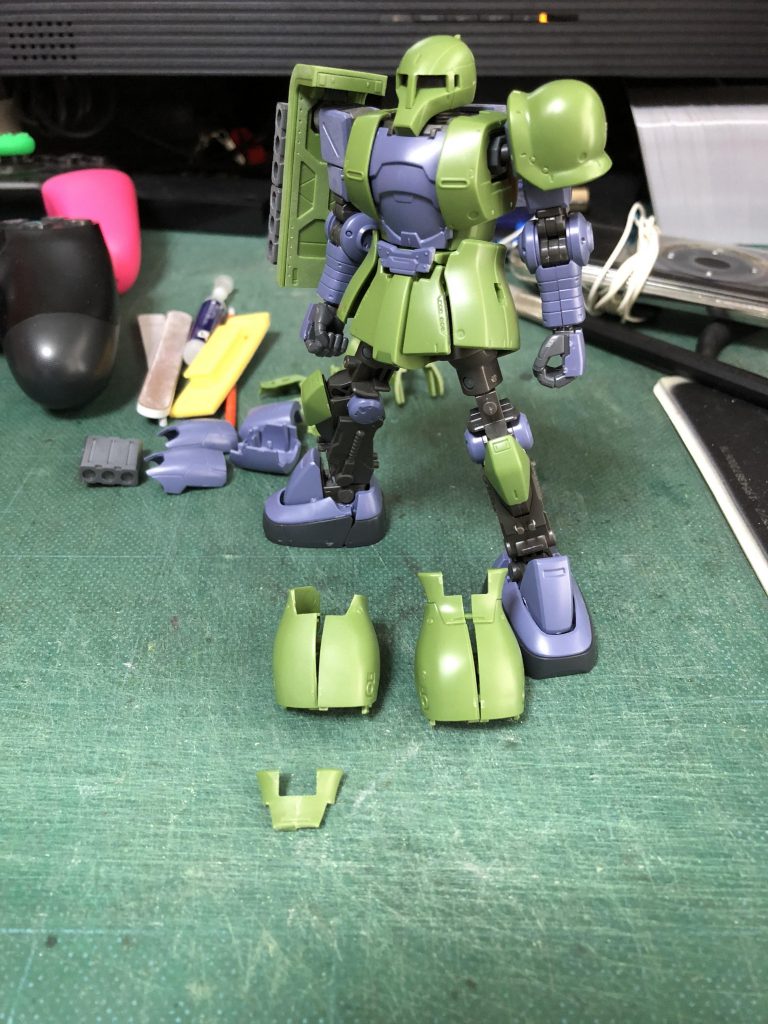 脚部装甲の合わせ目消し。
パーツ分割を変更してます。
この方法やと内部フレームを削る必要なし。