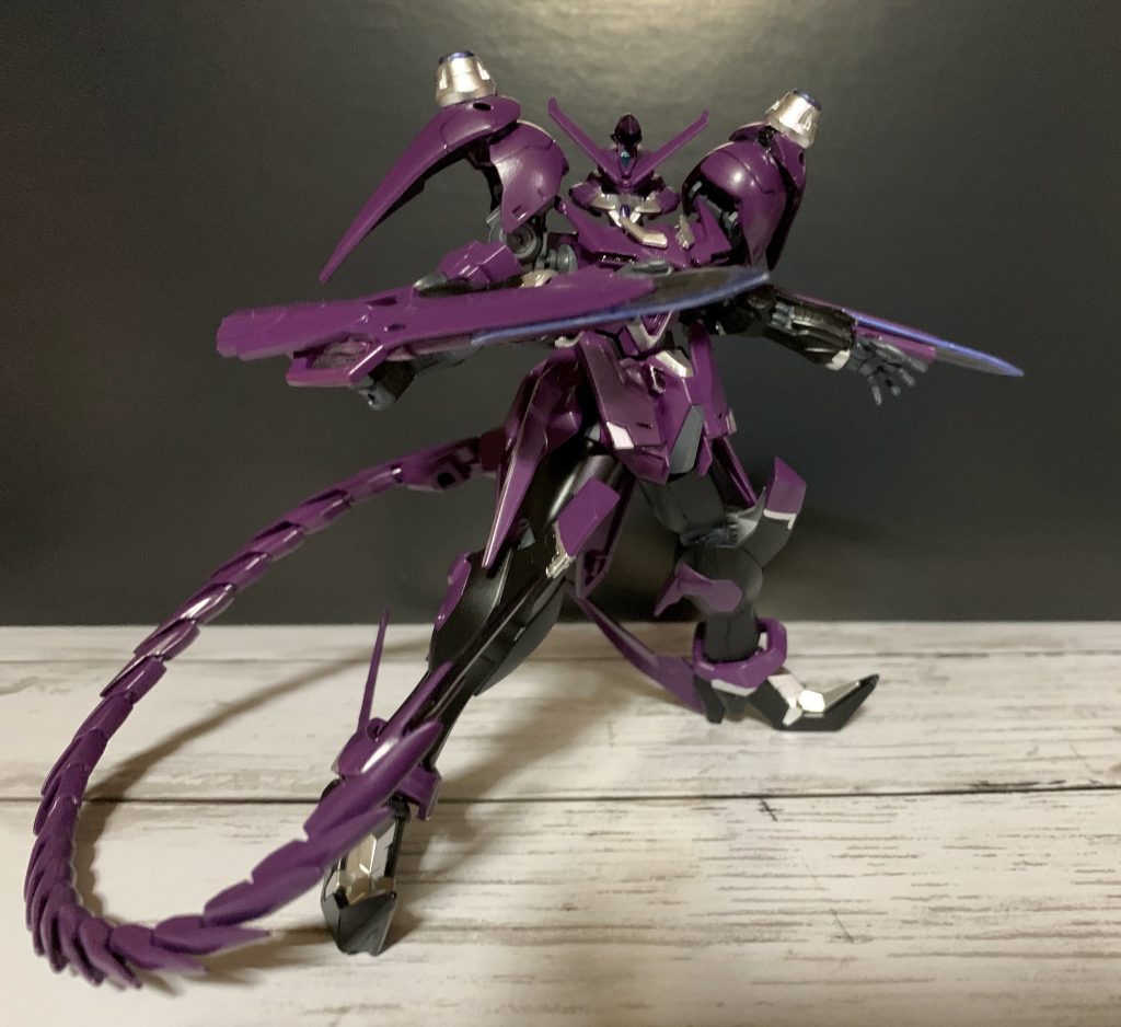 腕部にはブレードを装備