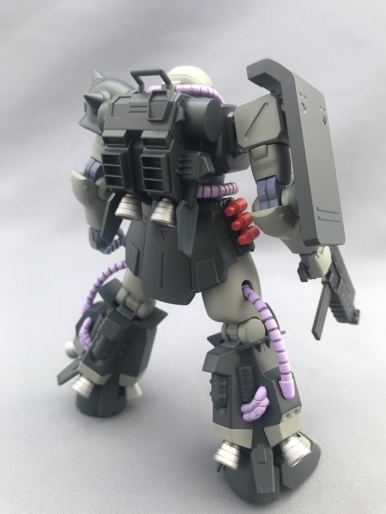 バーニアはタミヤカラーのアルミシルバーで塗装。ハンドグレネイドは汎用品だろうとの観点から色味は変えていません。
高機動型は背中の情報量が多くて好きです。