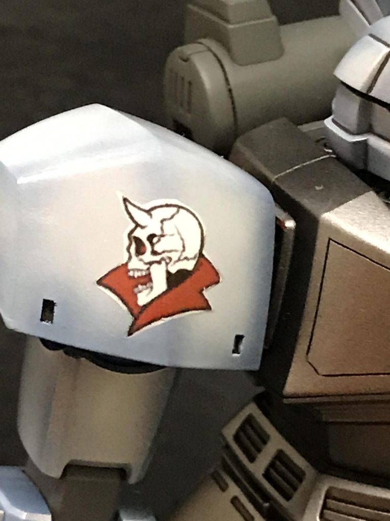 自作デカールに取り組んでみました。ホワイトのインクが出力できないので下地にデカールの形にホワイトを吹いてから貼り付けていますが少々デカールをはみ出してしまいました。
(*´Д｀*)
本来シールドにも「00」のデカールが必要なのですが、予算の都合でやめました。シールドの黄色いジオンマークも大きめのマークを持っていなかったので、手持ちのMG グフ 2.0から流用。白文字の部分は設定とは違うのですがあまり違和感はなかったので、これでヨシとしました。