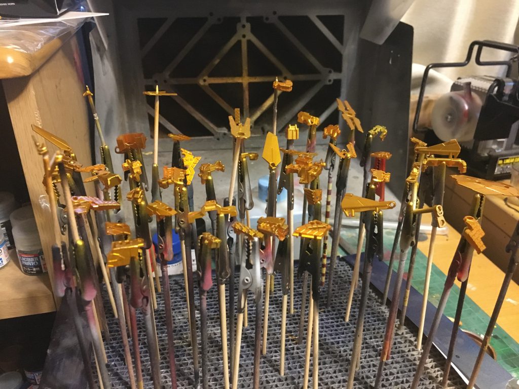 サイコフレームはガイアのスターブライトゴールドとスターブライトブラスを5:5で混ぜたものの上にタミヤのクリヤーオレンジでコーティングしてその上からエナメルのクリヤーオレンジで墨入れしました。