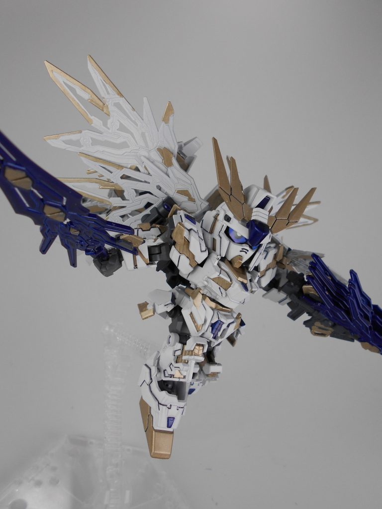 高機動モード・「ディナスト」。翼を展開し、スラスターを全開にして高速で移動することが出来ます。
ディナストは英語で「覇王」の英語の読み方を変えたものです。