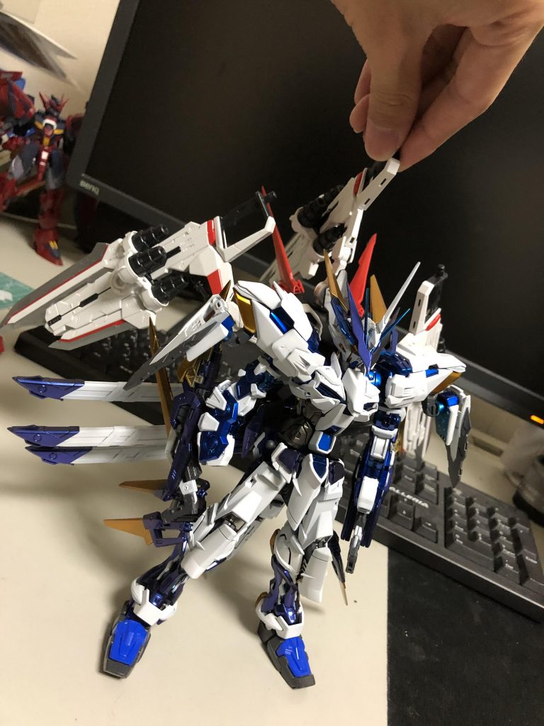 レッドドラゴンとのミキシングということで当然バックパックも使います
ストライクやインパルスのようなバックパックの換装によりあと3形態ほど作る予定です