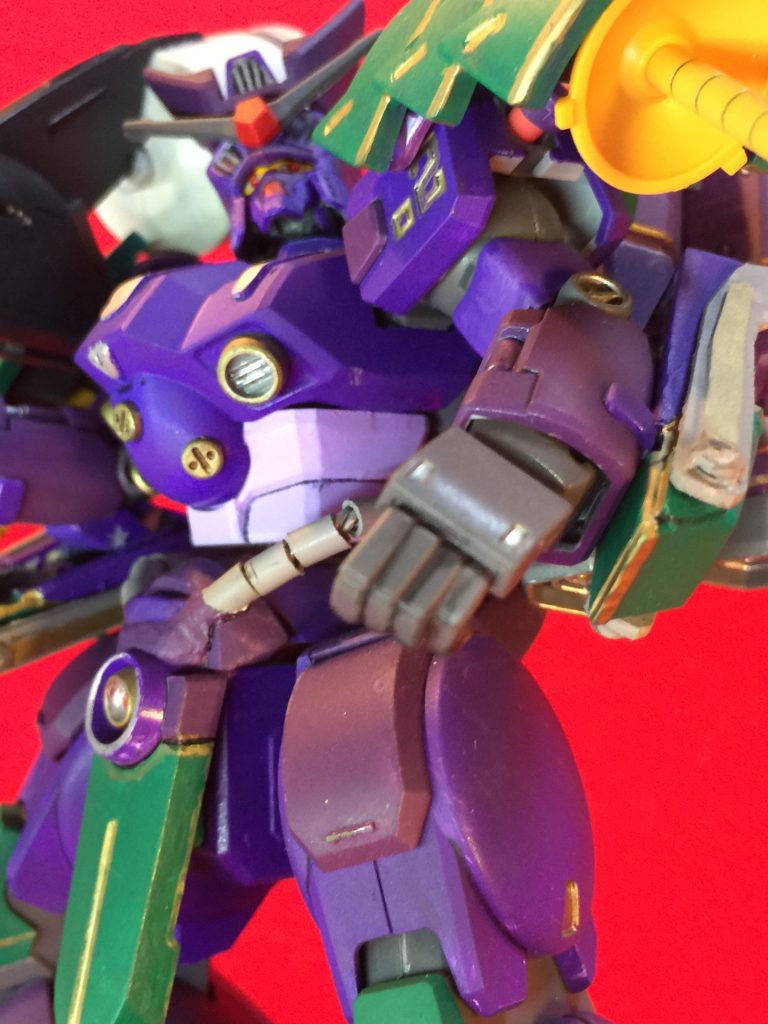 1番工作した腰。
ハンダ線を3本捻ってプラパイプを入れて、腰の貧弱さを隠しました。
また腰の延長に1/220マラサイの足凸と凸