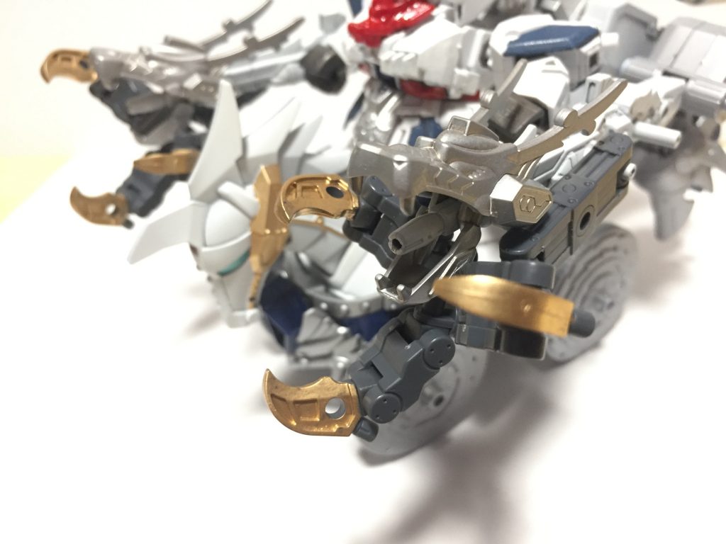 白龍撃に装着された龍の鉤爪。相手を拘束したり何かを運んだり多様な用途に用いられる。