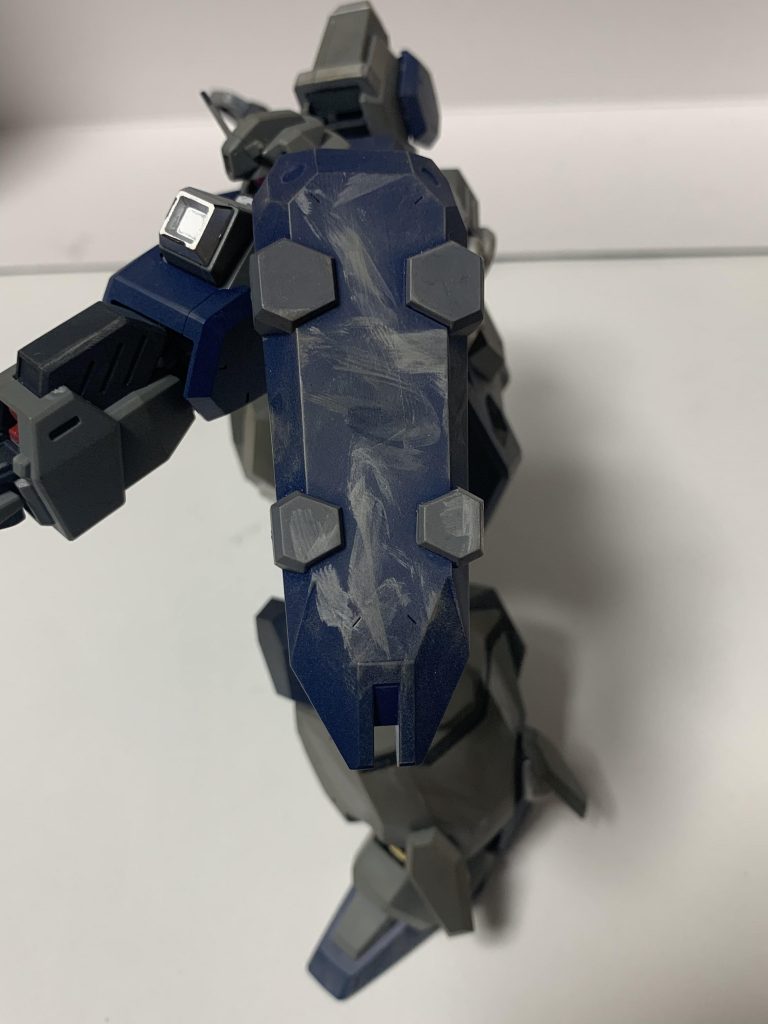 戦闘だけでなく、森林やその他の物にぶつかったりして塗装が少し剥がれているのを表現したつもりですが、失敗だったかも。
また、シールドの色分けが寂しかったのでグレーで塗ってあるのが見えると思います。