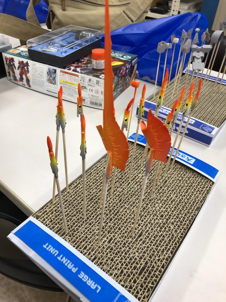 ビームスパイク、ビームアックス、擬似太陽炉のクリアパーツの色が全く違うので、今回初めてクリアパーツを塗装。せっかくなので炎をイメージしてグラデーションに挑戦してみました。