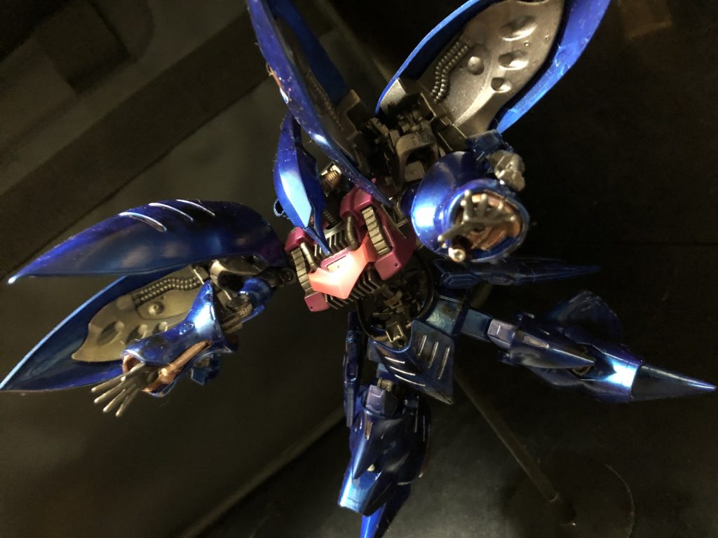 欠点として機体の性能をフルに発揮するには高いニュータイプ能力を持ったパイロットを必要とする点が挙げられるが、もちろんハマーン様を見くびってもらっては困るっ!ここは機体をハマーン様専用機としている事もあって問題にはなっていない。 (以上ピクシヴより)