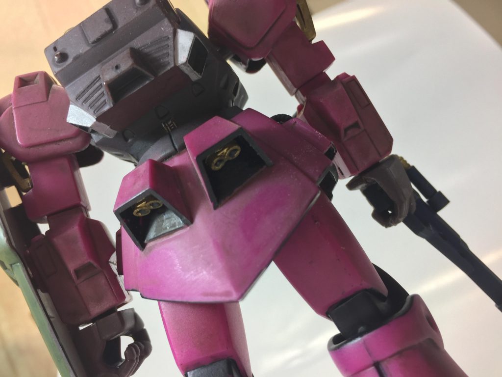 チラリと見えるバーニアもメタルコートのブラスにて。